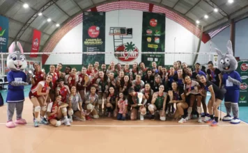 Vôlei de Criciúma é vice-campeão do Brasileiro Sub-19 Equipe de vôlei feminino de Criciúma e mascotes em quadra, com jogadoras segurando medalhas de prata após conquistarem o vice-campeonato Brasileiro Sub-19.