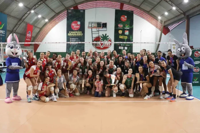 Vôlei de Criciúma é vice-campeão do Brasileiro Sub-19 Equipe de vôlei feminino de Criciúma e mascotes em quadra, com jogadoras segurando medalhas de prata após conquistarem o vice-campeonato Brasileiro Sub-19.