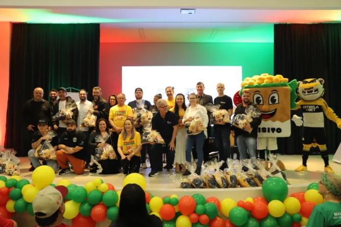 X-Salada Centenário - votação popular para eleger os melhores lanches de Criciúma está aberta (4) Participantes e autoridades reunidas em frente a um banner do Concurso X-Salada Centenário, durante o evento de lançamento no Centro Multiuso da Afasc em Criciúma.