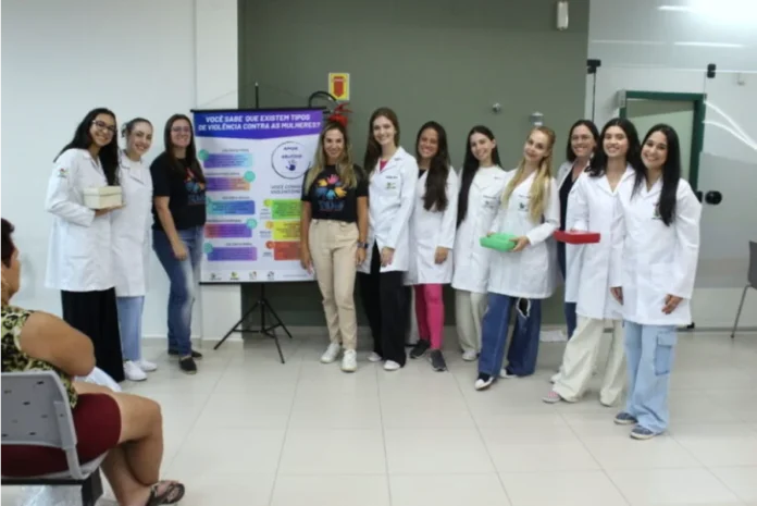 violencia-contra-a-mulher-ppgscol-768x513-1 Público e palestrantes reunidos em um auditório da Unesc, durante a abertura do Simpósio Intersetorial para Enfrentamento da Violência.