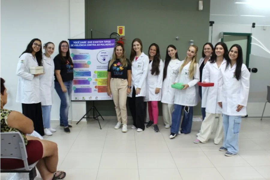 Público e palestrantes reunidos em um auditório da Unesc, durante a abertura do Simpósio Intersetorial para Enfrentamento da Violência.