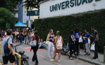 Enem 2025: 2º dia tem provas de matemática e ciências estudantes chegando para o enem