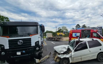 Acidente com três veículos deixa dois feridos em Orleans foto do acidente