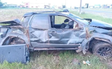 Casal morre em capotamento em Três Cachoeiras carro capotado