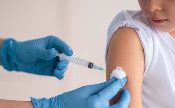 Balneário Gaivota realiza Dia D de vacinação neste sábado (29) Uma criança recebendo a vacina