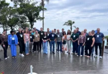 AMESC define prioridades para o turismo na região em 2026 Grupo de gestores municipais e empresários do trade turístico da AMESC e Caminho dos Canyons reunidos em um deck em Araranguá, após o 2º Fórum de Turismo que definiu as prioridades e o documento de demandas para o desenvolvimento do setor em 2026.