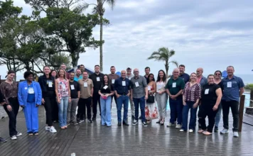 AMESC define prioridades para o turismo na região em 2026 Grupo de gestores municipais e empresários do trade turístico da AMESC e Caminho dos Canyons reunidos em um deck em Araranguá, após o 2º Fórum de Turismo que definiu as prioridades e o documento de demandas para o desenvolvimento do setor em 2026.