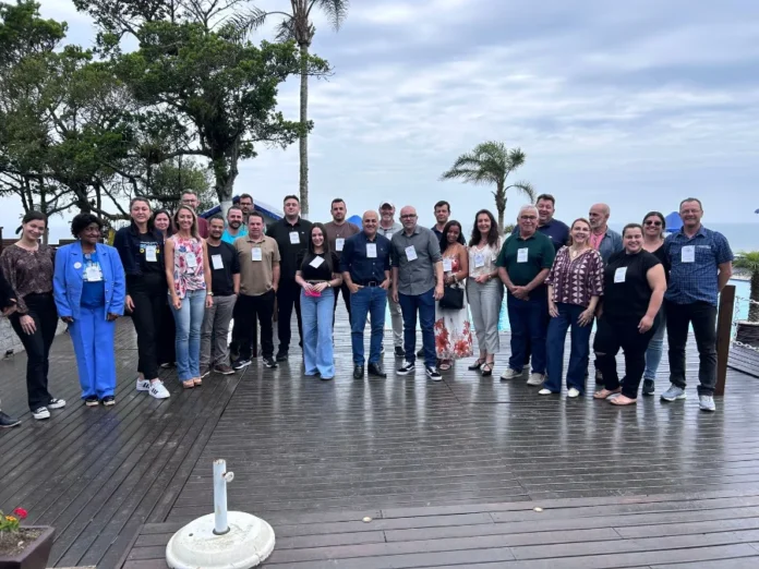 AMESC define prioridades para o turismo na região em 2026 Grupo de gestores municipais e empresários do trade turístico da AMESC e Caminho dos Canyons reunidos em um deck em Araranguá, após o 2º Fórum de Turismo que definiu as prioridades e o documento de demandas para o desenvolvimento do setor em 2026.