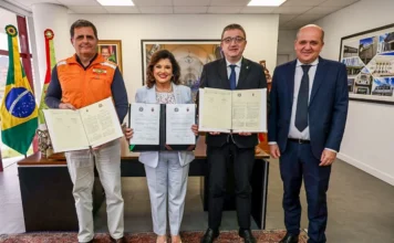 Acordo com Itália visa intercâmbio na gestão de riscos em SC Vice-Governadora Marilisa Boehm e o Presidente Maurizio Fugatti (Trento, Itália) assinando o Memorando de Entendimento para intercâmbio de conhecimentos em prevenção e gestão de desastres da Defesa Civil de Santa Catarina.