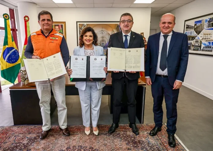 Acordo com Itália visa intercâmbio na gestão de riscos em SC Vice-Governadora Marilisa Boehm e o Presidente Maurizio Fugatti (Trento, Itália) assinando o Memorando de Entendimento para intercâmbio de conhecimentos em prevenção e gestão de desastres da Defesa Civil de Santa Catarina.