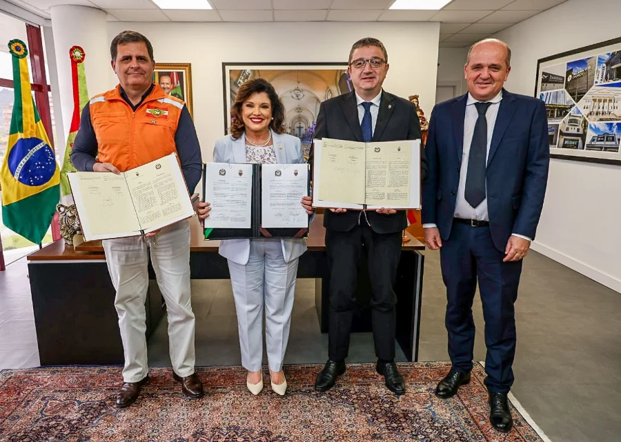 Vice-Governadora Marilisa Boehm e o Presidente Maurizio Fugatti (Trento, Itália) assinando o Memorando de Entendimento para intercâmbio de conhecimentos em prevenção e gestão de desastres da Defesa Civil de Santa Catarina.