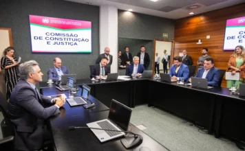 Alesc aprova PL Leito Garantido para evitar falta de UTIs Mesa de reuniões da Comissão de Constituição e Justiça (CCJ) da Assembleia Legislativa de Santa Catarina (Alesc) com deputados e assessores sentados e o painel eletrônico ao fundo.