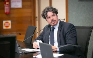 Alesc aprova PL que proíbe caça de animais silvestres Deputado Marquito (relator), sentado à mesa com microfone e notebook em sessão na ALESC, após aprovar o Projeto de Lei que proíbe a caça e o abate de animais silvestres em Santa Catarina.