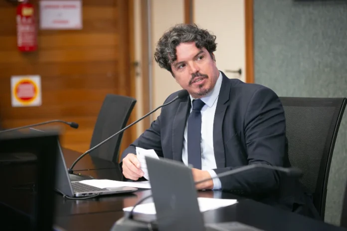 Alesc aprova PL que proíbe caça de animais silvestres Deputado Marquito (relator), sentado à mesa com microfone e notebook em sessão na ALESC, após aprovar o Projeto de Lei que proíbe a caça e o abate de animais silvestres em Santa Catarina.