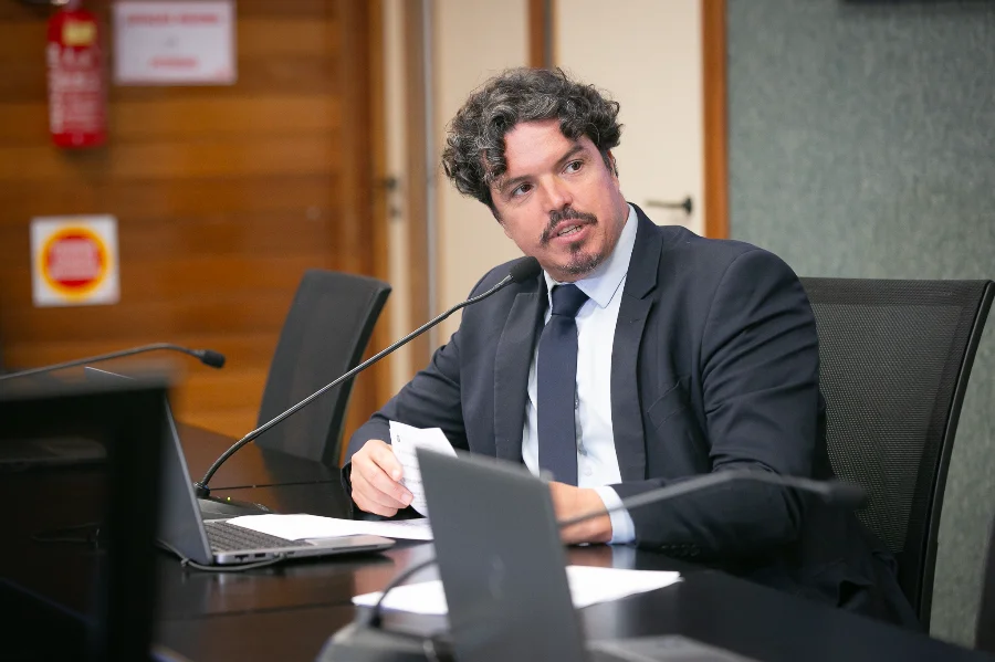 Alesc aprova PL que proíbe caça de animais silvestres Deputado Marquito (relator), sentado à mesa com microfone e notebook em sessão na ALESC, após aprovar o Projeto de Lei que proíbe a caça e o abate de animais silvestres em Santa Catarina.