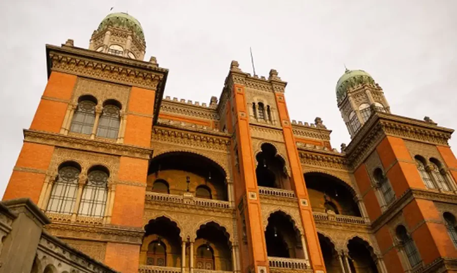 Detalhe da fachada do Castelo Mourisco, prédio histórico da Fundação Oswaldo Cruz (Fiocruz), no Rio de Janeiro.