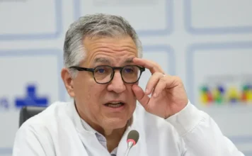 Anvisa registra primeira vacina de dose única contra a dengue O ministro da Saúde, Alexandre Padilha, de camisa branca, usa óculos e gesticula enquanto fala em uma coletiva de imprensa.