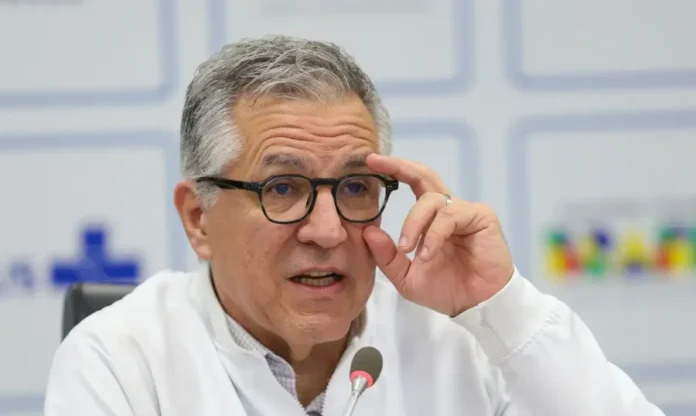 Anvisa registra primeira vacina de dose única contra a dengue O ministro da Saúde, Alexandre Padilha, de camisa branca, usa óculos e gesticula enquanto fala em uma coletiva de imprensa.