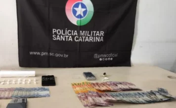 Araranguá: Quatro são presos em operação contra o tráfico Drogas (crack e cocaína), balança de precisão e notas de Real apreendidas pela Polícia Militar em Araranguá, em operação de combate ao tráfico no bairro Divinéia que resultou na prisão de quatro suspeitos.