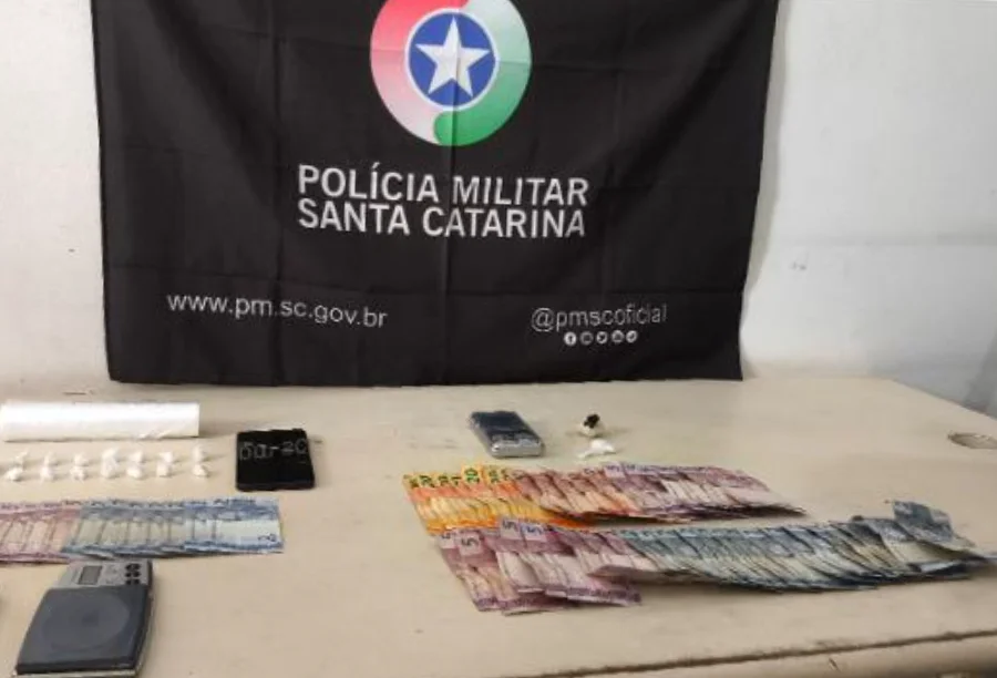 Araranguá Quatro são presos em operação contra o tráfico Drogas (crack e cocaína), balança de precisão e notas de Real apreendidas pela Polícia Militar em Araranguá, em operação de combate ao tráfico no bairro Divinéia que resultou na prisão de quatro suspeitos.