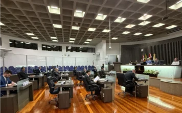 Araranguá: Vereadores solicitam inclusão em projeto ProRef Sessão plenária da Câmara de Vereadores de Araranguá com parlamentares debatendo e votando projetos de lei, incluindo a solicitação de inclusão no Projeto ProRef (Reconhecimento Facial).