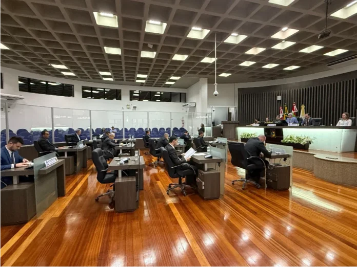 Araranguá Vereadores solicitam inclusão em projeto ProRef Sessão plenária da Câmara de Vereadores de Araranguá com parlamentares debatendo e votando projetos de lei, incluindo a solicitação de inclusão no Projeto ProRef (Reconhecimento Facial).