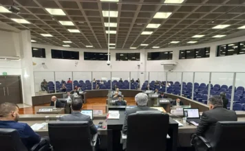 Araranguá aprova Casa de Abrigo para mulheres agredidas Sessão na Câmara de Vereadores de Araranguá, com plenário em destaque, durante a votação do Projeto de Lei que autoriza a criação da Casa de Abrigo para mulheres vítimas de violência doméstica.