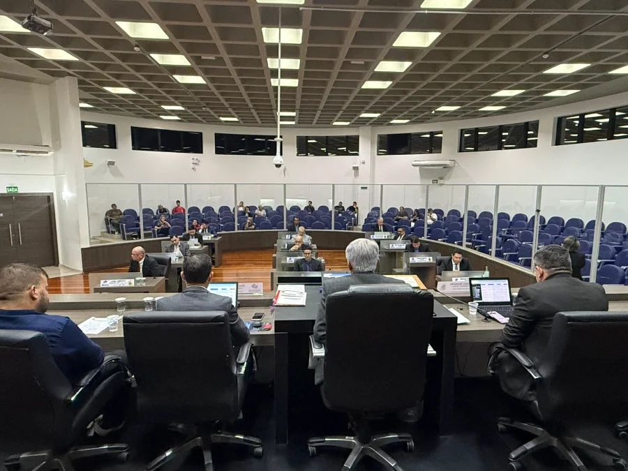 Sessão na Câmara de Vereadores de Araranguá, com plenário em destaque, durante a votação do Projeto de Lei que autoriza a criação da Casa de Abrigo para mulheres vítimas de violência doméstica.