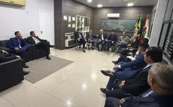 Araranguá aprova R$ 8 mi para o Programa Estrada Boa Rural Vereadores e secretários municipais de Araranguá reunidos em sala de conferência, debatendo e aprovando o Projeto de Lei que autoriza o crédito de R$ 8 milhões para a pavimentação de estradas rurais através do Programa Estrada Boa Rural.