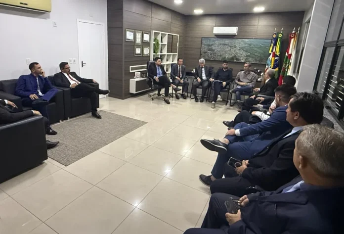 Araranguá aprova R$ 8 mi para o Programa Estrada Boa Rural Vereadores e secretários municipais de Araranguá reunidos em sala de conferência, debatendo e aprovando o Projeto de Lei que autoriza o crédito de R$ 8 milhões para a pavimentação de estradas rurais através do Programa Estrada Boa Rural.
