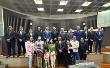 Araranguá homenageia empresário Abrahão Paes Filho Vereadores da Câmara de Araranguá reunidos com a família de Abrahão Paes Filho, com os filhos e netos segurando a placa de homenagem, após a aprovação do Projeto de Lei que concede o nome do empresário à antiga Rua Turvo.