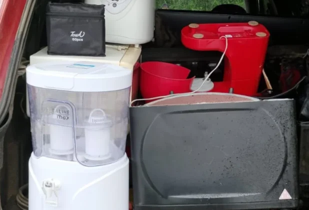 Eletrodomésticos (batedeira, fogão elétrico) e outros itens furtados recuperados no porta-malas do carro abandonado pelos criminosos em Araranguá.