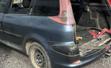 Araranguá: Criminosos fogem para mata após acidente Traseira do carro Peugeot 206 colidido e abandonado pelos criminosos, com o porta-malas aberto e objetos furtados visíveis, após a fuga em Araranguá.