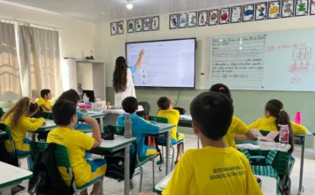 Arroio do Silva abre período de rematrículas na rede municipal Professora em sala de aula, ensinando alunos do ensino fundamental em Balneário Arroio do Silva, ilustrando o início do período de rematrículas na rede municipal.