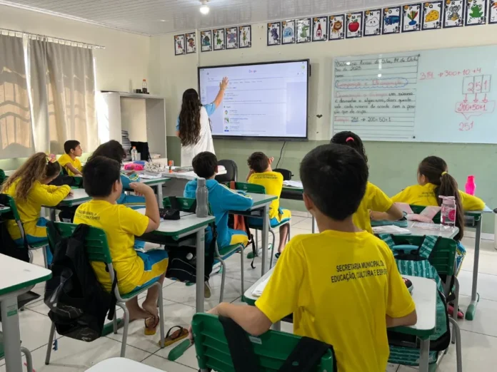 Arroio do Silva abre período de rematrículas na rede municipal Professora em sala de aula, ensinando alunos do ensino fundamental em Balneário Arroio do Silva, ilustrando o início do período de rematrículas na rede municipal.