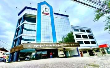 Assembleia de Deus de Criciúma celebra 85 anos com livro Fachada moderna e envidraçada do Templo Sede da Igreja Evangélica Assembleia de Deus de Criciúma (ADC), conhecido como "Igreja do Relógio", onde será lançado o livro de 85 anos.
