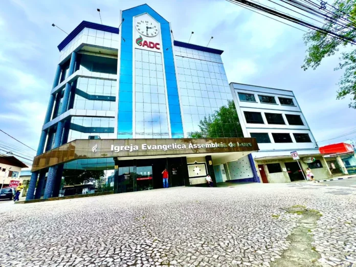 Assembleia de Deus de Criciúma celebra 85 anos com livro - Fachada moderna e envidraçada do Templo Sede da Igreja Evangélica Assembleia de Deus de Criciúma (ADC), conhecido como "Igreja do Relógio", onde será lançado o livro de 85 anos.