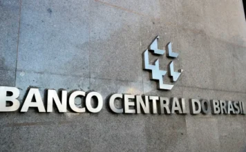 BC: Investimento estrangeiro no Brasil bate recorde de US$ 10,9 bi Fachada do Banco Central do Brasil em Brasília, com o logotipo da instituição em relevo no revestimento de pedra, ilustrando o investimento estrangeiro no Brasil
