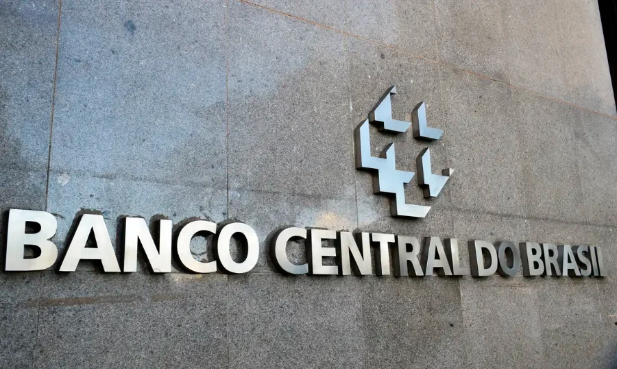 BC Investimento estrangeiro no Brasil bate recorde de US$ 10,9 bi Fachada do Banco Central do Brasil em Brasília, com o logotipo da instituição em relevo no revestimento de pedra, ilustrando o investimento estrangeiro no Brasil