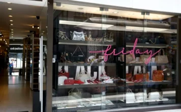 Black Friday 2025 deve movimentar R$ 5,4 bilhões Vitrine de loja de bolsas e calçados com a inscrição "Black Friday", ilustrando a expectativa de R$ 5,4 bilhões em vendas para o comércio brasileiro.