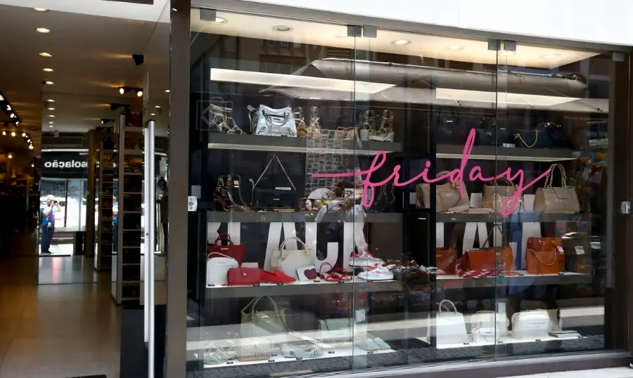 Vitrine de loja de bolsas e calçados com a inscrição 