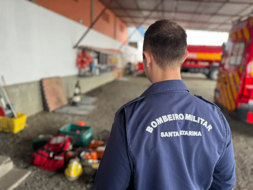Bombeiros de SC entram em prontidão por alerta de ciclone Bombeiro Militar de Santa Catarina (CBMSC) de costas, em quartel, inspecionando equipamentos de resgate (motosserras e malas de primeiros socorros), enquanto o 4º BBM entra em prontidão por alerta de ciclone.