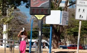 COP30: Aquecimento agrava doenças alérgicas e respiratórias Termômetro de rua marcando alta temperatura (45,9°C), ilustrando o aquecimento global que agrava doenças alérgicas e respiratórias, em contexto da cobrança de ações climáticas na COP30.