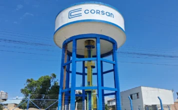 Corsan fará limpeza em reservatórios de Torres nesta semana Monumento da Corsan em azul e branco