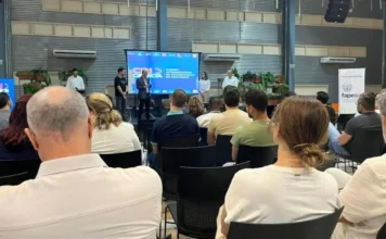 CRIO Summit encerra debate sobre futuro da inovação Plateia em auditório lotado, assistindo aos palestrantes no palco do CRIO Conecta Summit Internacional em Criciúma, evento que debateu políticas públicas e inovação com especialistas da América Latina e Europa.