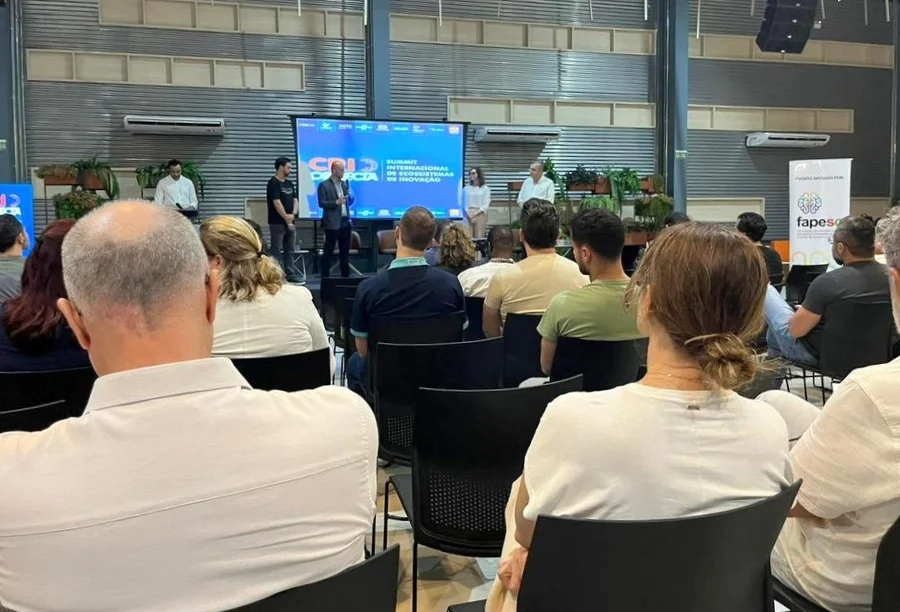 CRIO Summit encerra debate sobre futuro da inovação Plateia em auditório lotado, assistindo aos palestrantes no palco do CRIO Conecta Summit Internacional em Criciúma, evento que debateu políticas públicas e inovação com especialistas da América Latina e Europa.