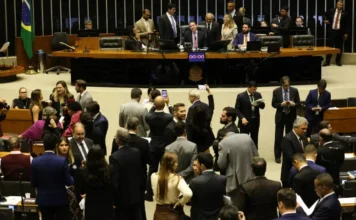 Câmara adia votação de Projeto de Lei Antifacção Plenário da Câmara dos Deputados em Brasília com intenso movimento de parlamentares e assessores, representando o adiamento da discussão e votação do Projeto de Lei Antifacção (Marco Legal de Combate ao Crime Organizado) para ajustes finais.