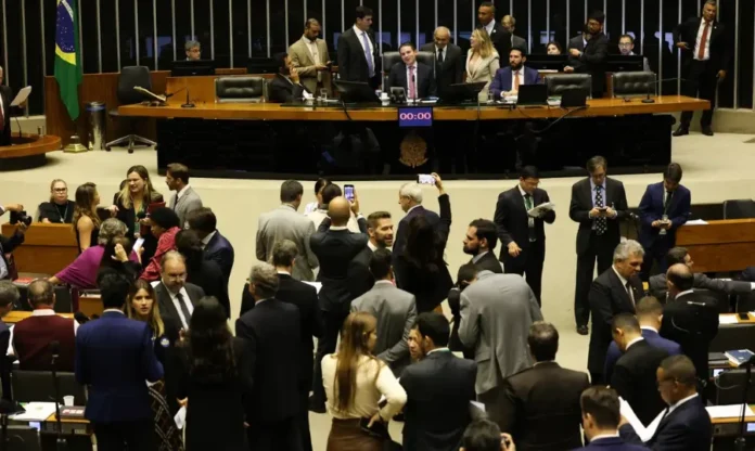 Câmara adia votação de Projeto de Lei Antifacção Plenário da Câmara dos Deputados em Brasília com intenso movimento de parlamentares e assessores, representando o adiamento da discussão e votação do Projeto de Lei Antifacção (Marco Legal de Combate ao Crime Organizado) para ajustes finais.