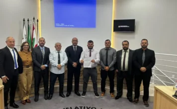 Câmara de Arroio do Silva aprova repúdio a decreto federal Vereadores da Câmara Municipal de Balneário Arroio do Silva reunidos em plenário, exibindo a Moção de Repúdio aprovada por unanimidade contra o Decreto Federal de Educação Especial Inclusiva, em defesa das APAEs.