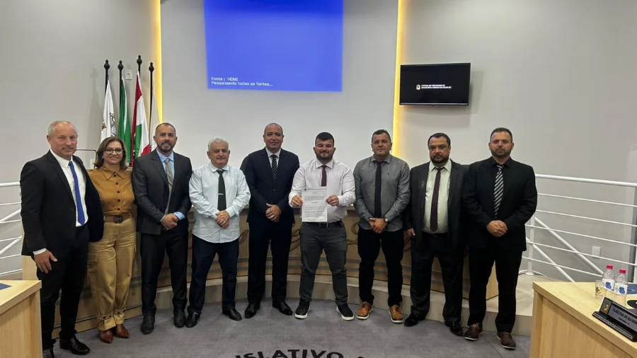 Câmara de Arroio do Silva aprova repúdio a decreto federal Vereadores da Câmara Municipal de Balneário Arroio do Silva reunidos em plenário, exibindo a Moção de Repúdio aprovada por unanimidade contra o Decreto Federal de Educação Especial Inclusiva, em defesa das APAEs.